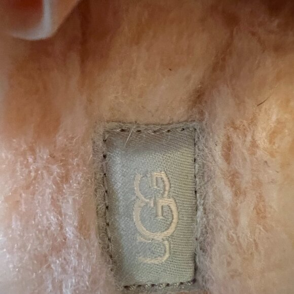 UGG Fluff Yeah Scallop Slides  Color: Peach Size 6 - Picture 4 of 7